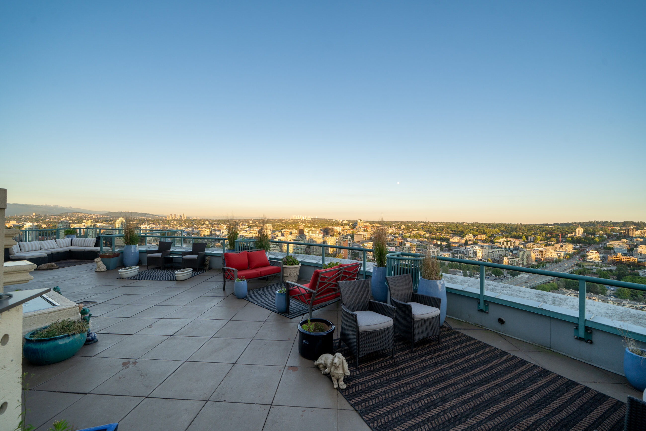 WATERFRONT PENTHOUSE MARINASIDE YALETOWN VANCOUVER DOWNTOWN WITH PRIVATE PATIO STUNNING VIEW — 3903 1033 Marinaside Crescent