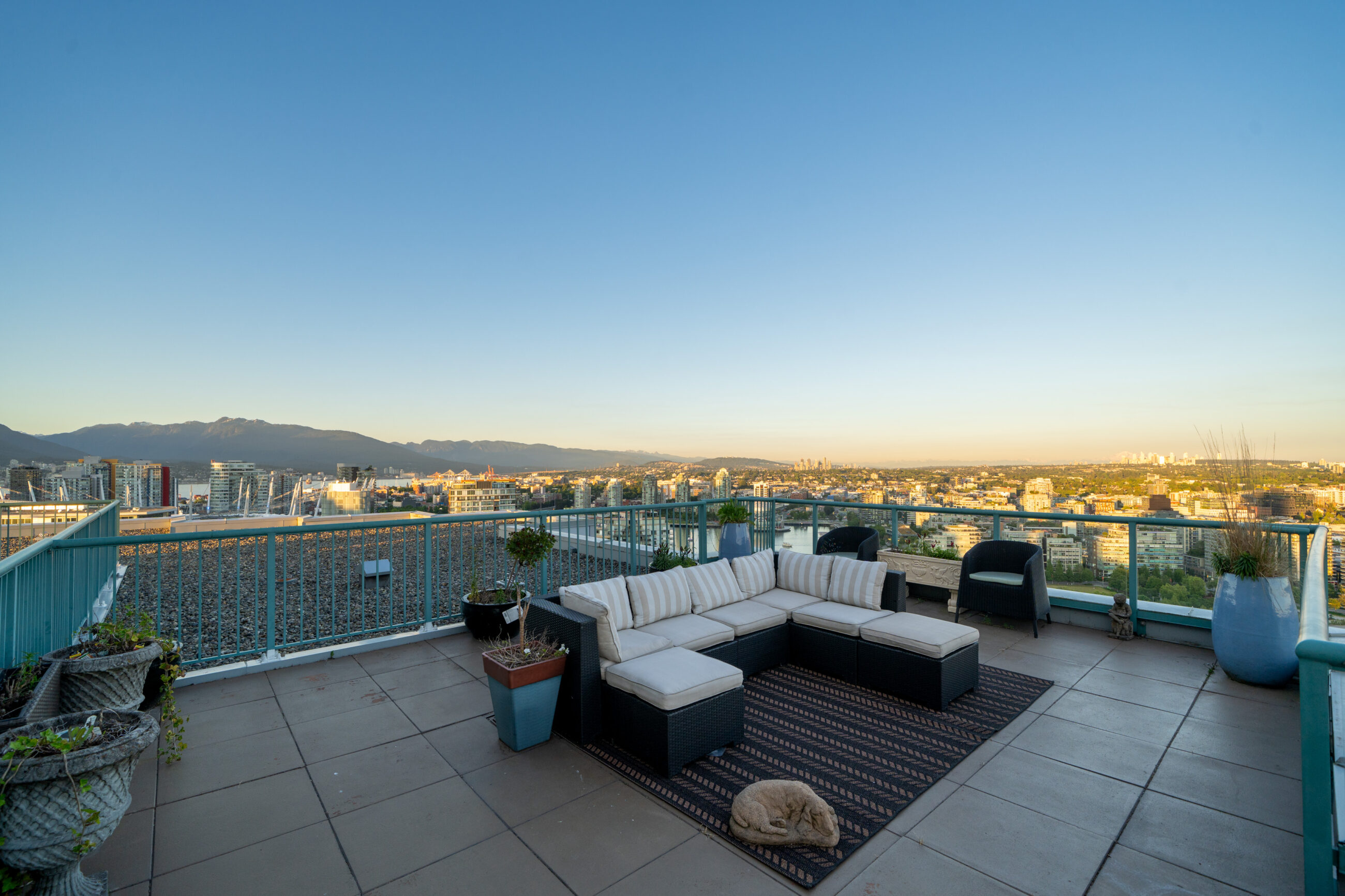 WATERFRONT PENTHOUSE MARINASIDE YALETOWN VANCOUVER DOWNTOWN WITH PRIVATE PATIO STUNNING VIEW — 3903 1033 Marinaside Crescent