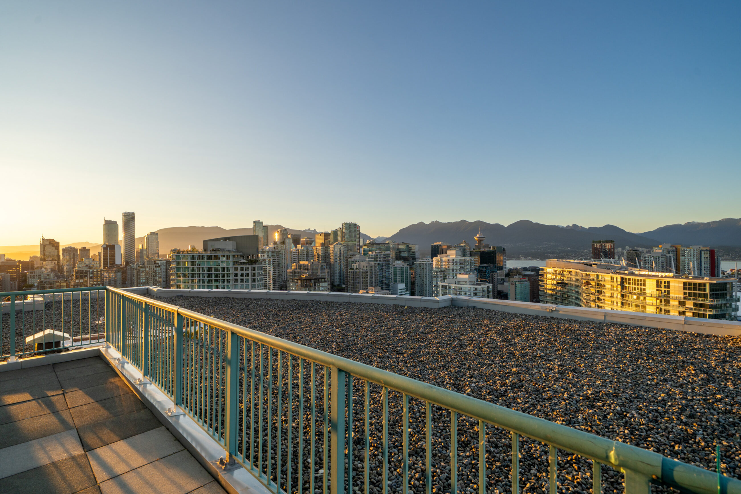 WATERFRONT PENTHOUSE MARINASIDE YALETOWN VANCOUVER DOWNTOWN WITH PRIVATE PATIO STUNNING VIEW — 3903 1033 Marinaside Crescent