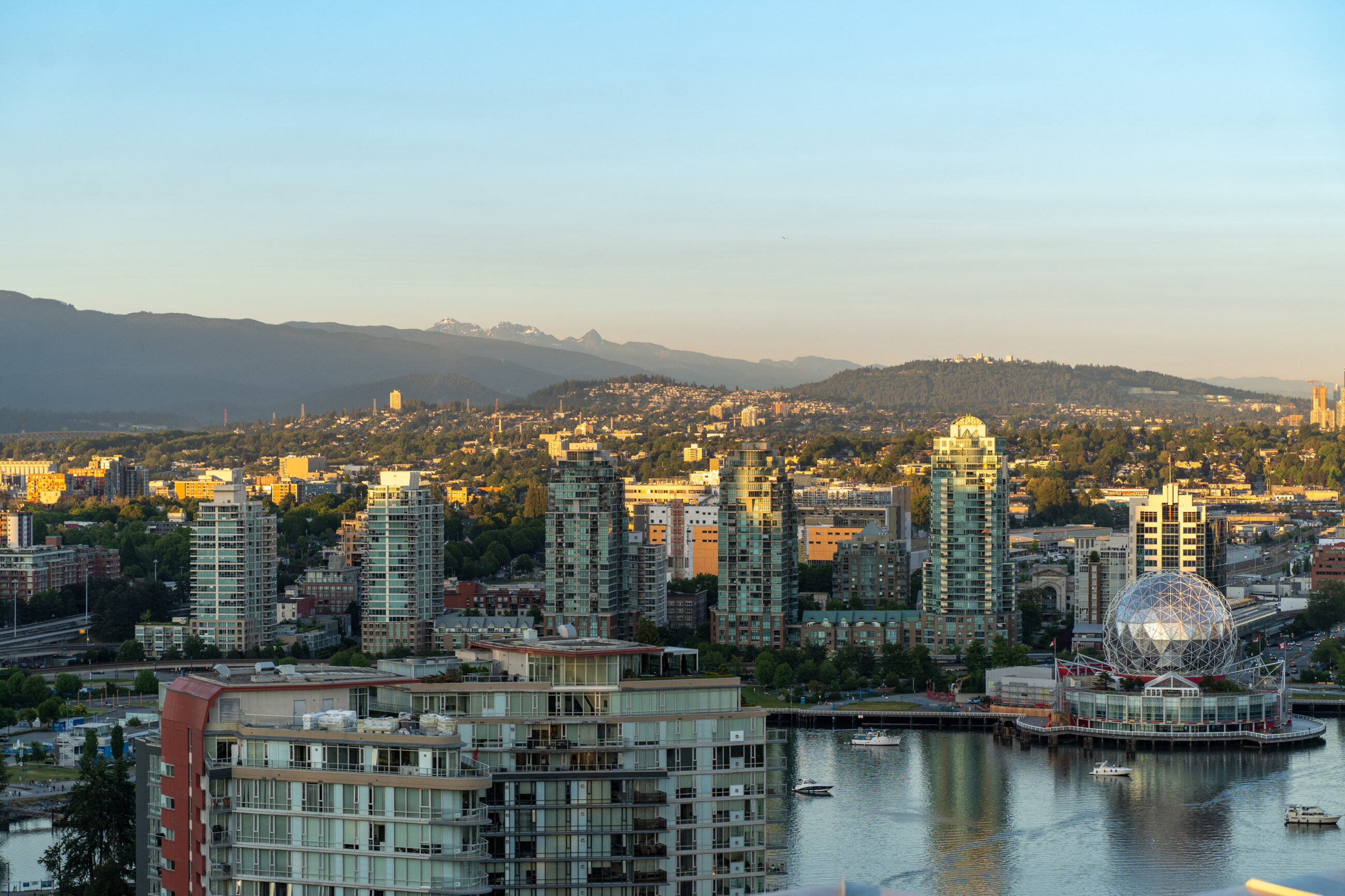 WATERFRONT PENTHOUSE MARINASIDE YALETOWN VANCOUVER DOWNTOWN WITH PRIVATE PATIO STUNNING VIEW — 3903 1033 Marinaside Crescent