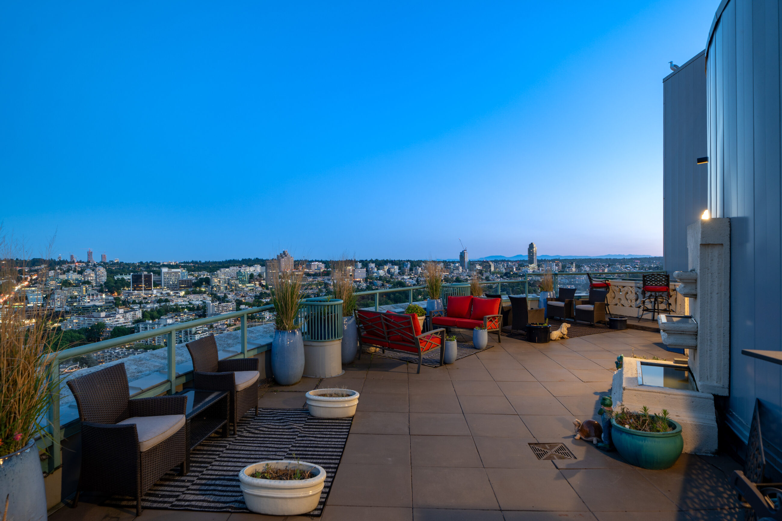 WATERFRONT PENTHOUSE MARINASIDE YALETOWN VANCOUVER DOWNTOWN WITH PRIVATE PATIO STUNNING VIEW — 3903 1033 Marinaside Crescent