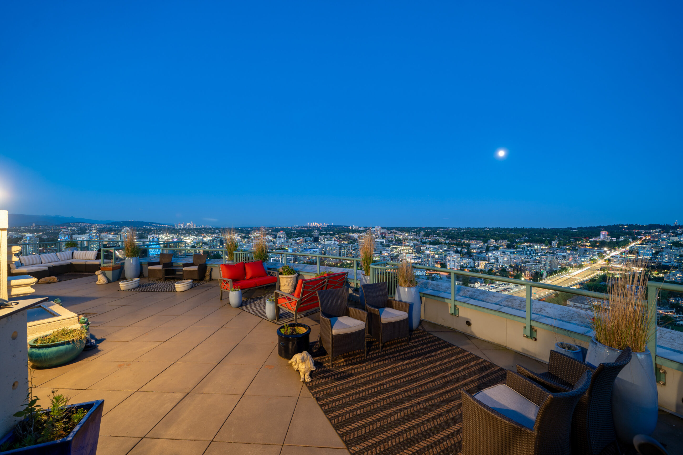 WATERFRONT PENTHOUSE MARINASIDE YALETOWN VANCOUVER DOWNTOWN WITH PRIVATE PATIO STUNNING VIEW — 3903 1033 Marinaside Crescent