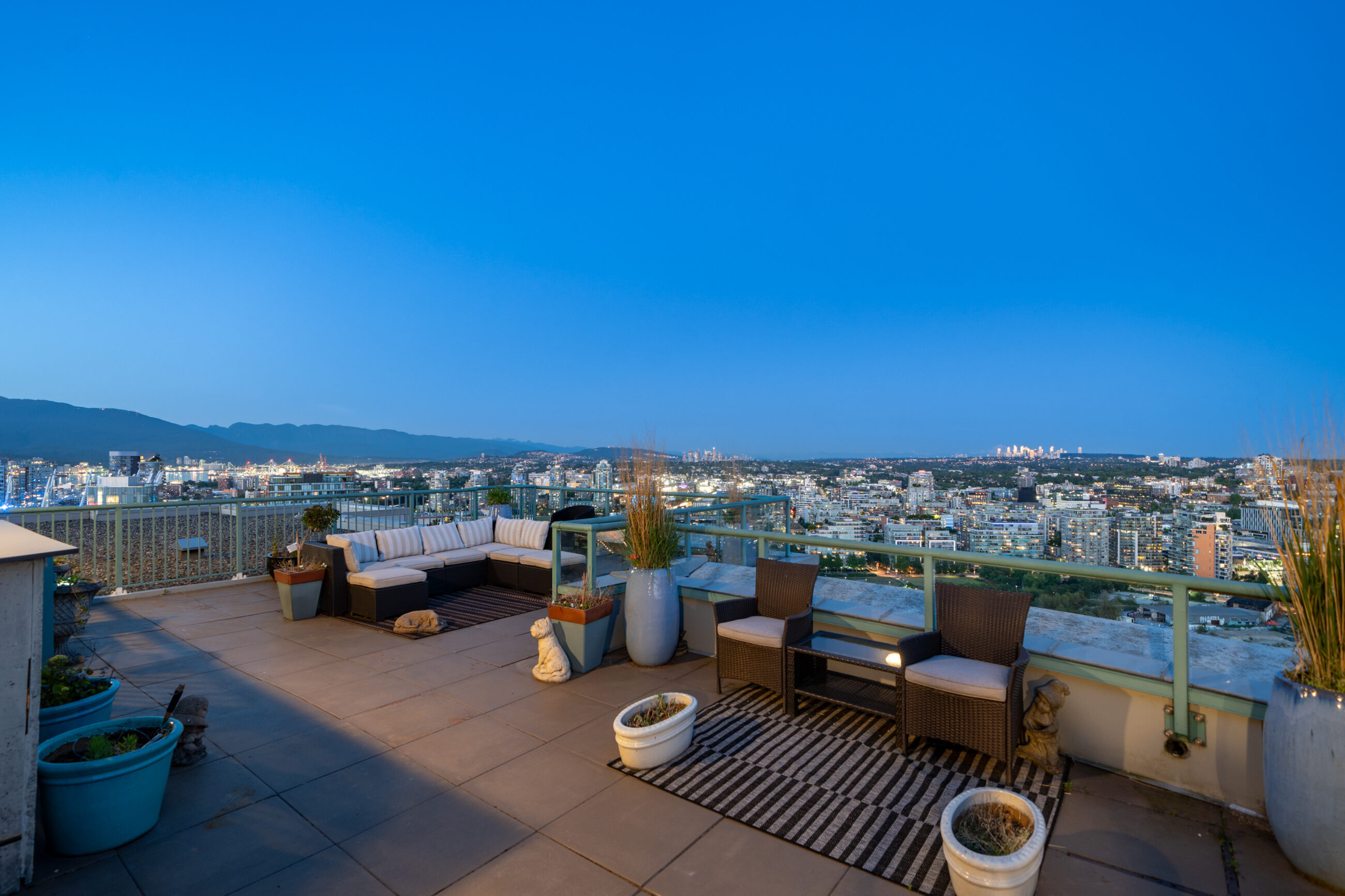 WATERFRONT PENTHOUSE MARINASIDE YALETOWN VANCOUVER DOWNTOWN WITH PRIVATE PATIO STUNNING VIEW — 3903 1033 Marinaside Crescent