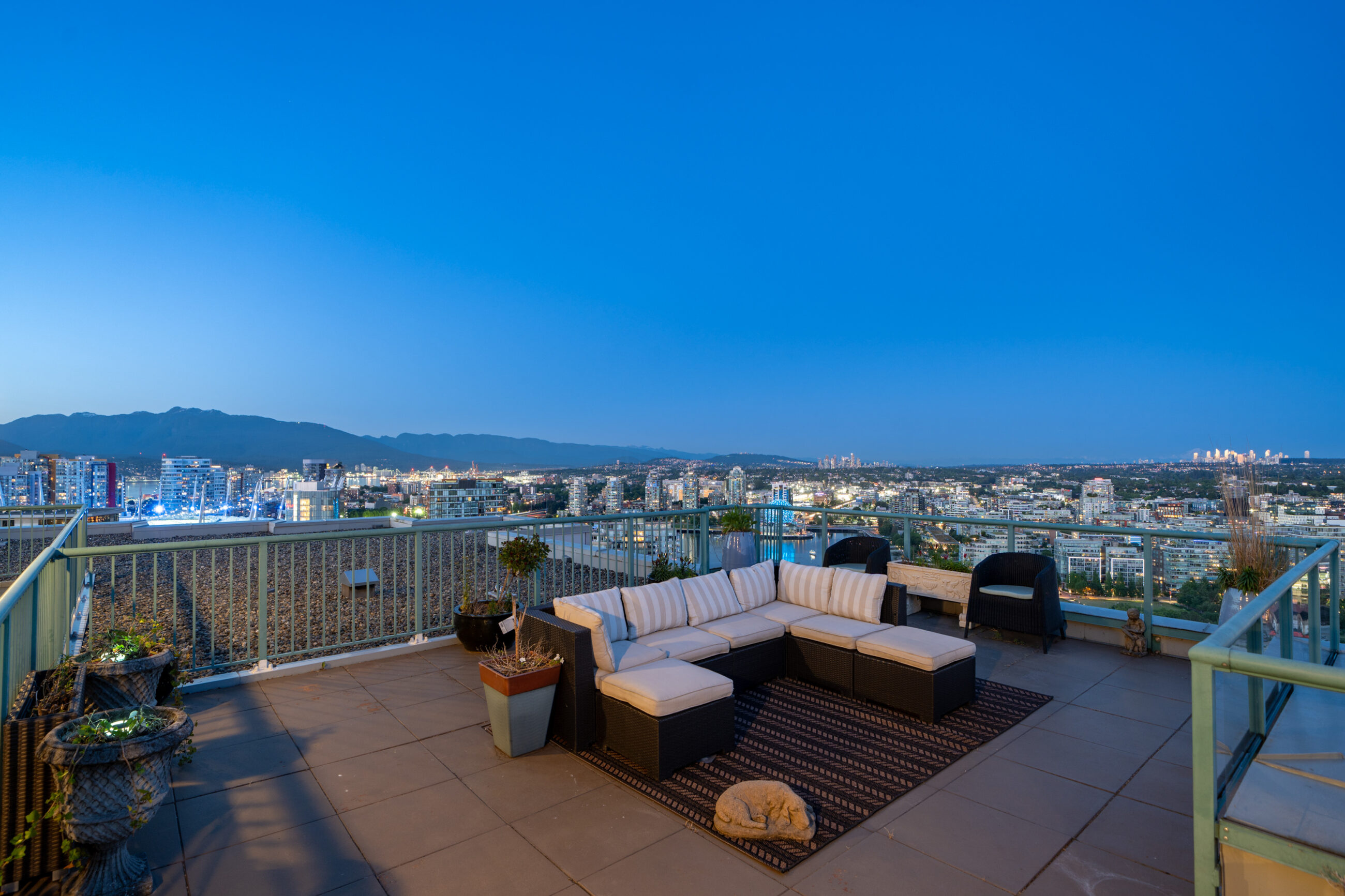 WATERFRONT PENTHOUSE MARINASIDE YALETOWN VANCOUVER DOWNTOWN WITH PRIVATE PATIO STUNNING VIEW — 3903 1033 Marinaside Crescent