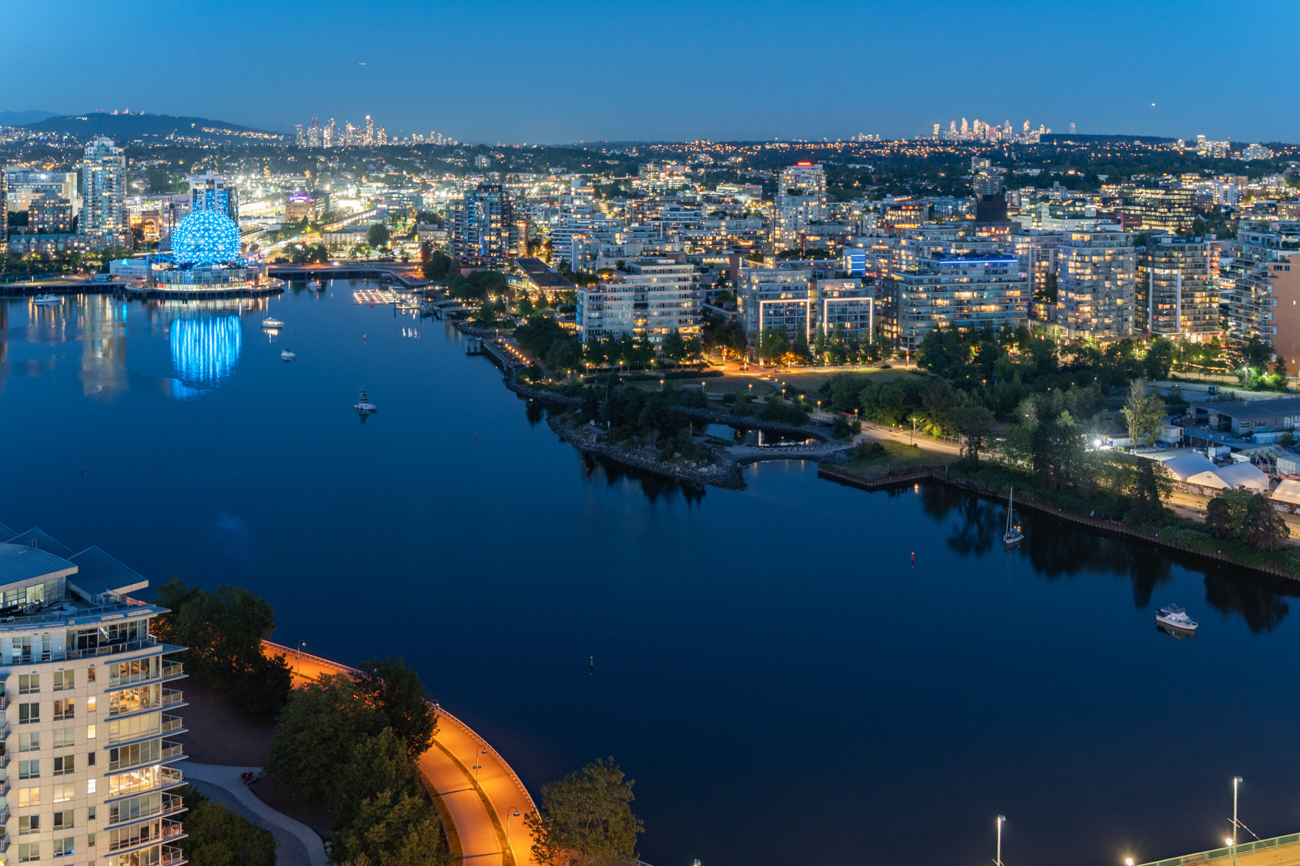 WATERFRONT PENTHOUSE MARINASIDE YALETOWN VANCOUVER DOWNTOWN WITH PRIVATE PATIO STUNNING VIEW — 3903 1033 Marinaside Crescent