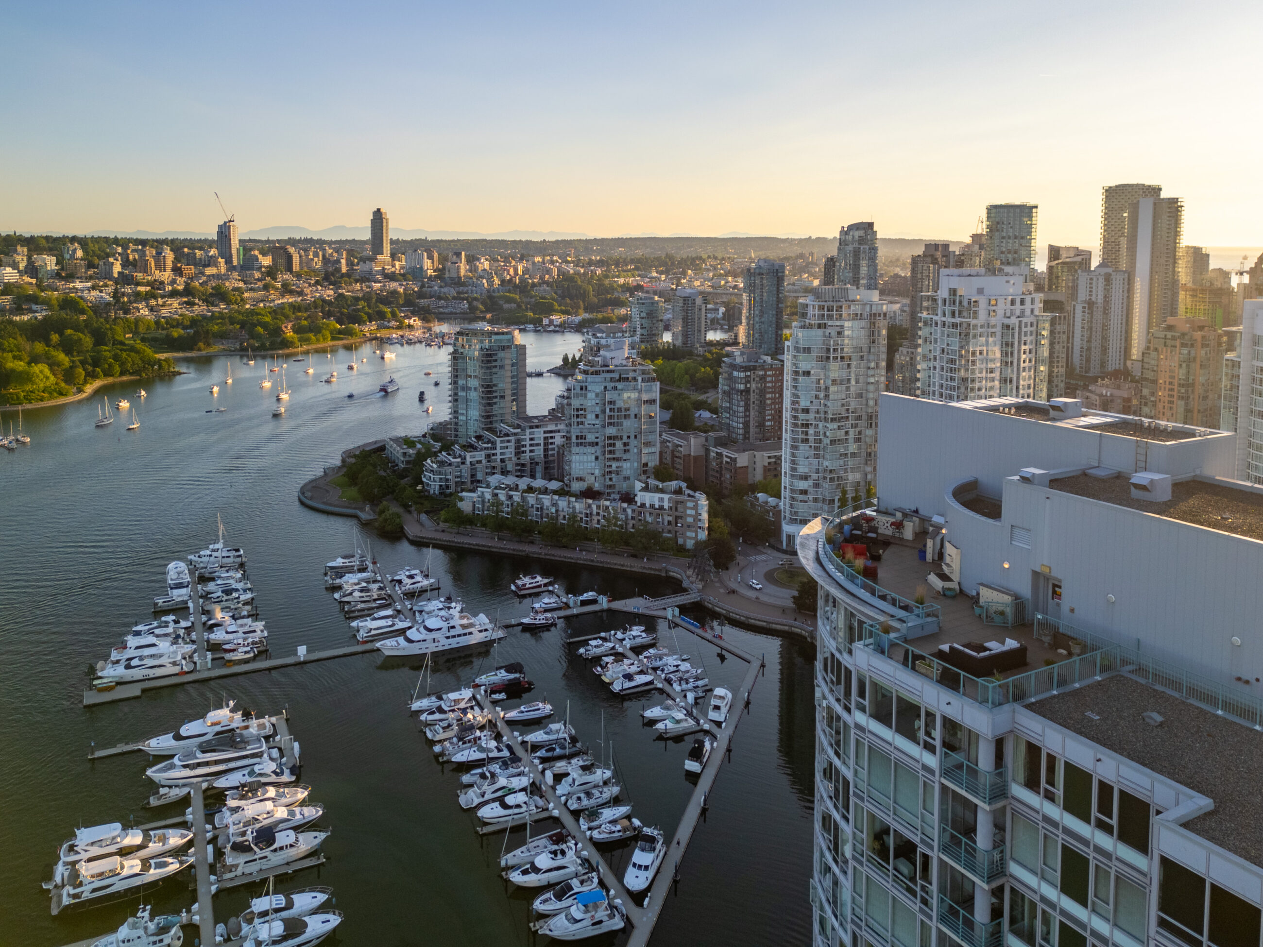 WATERFRONT PENTHOUSE MARINASIDE YALETOWN VANCOUVER DOWNTOWN WITH PRIVATE PATIO STUNNING VIEW — 3903 1033 Marinaside Crescent