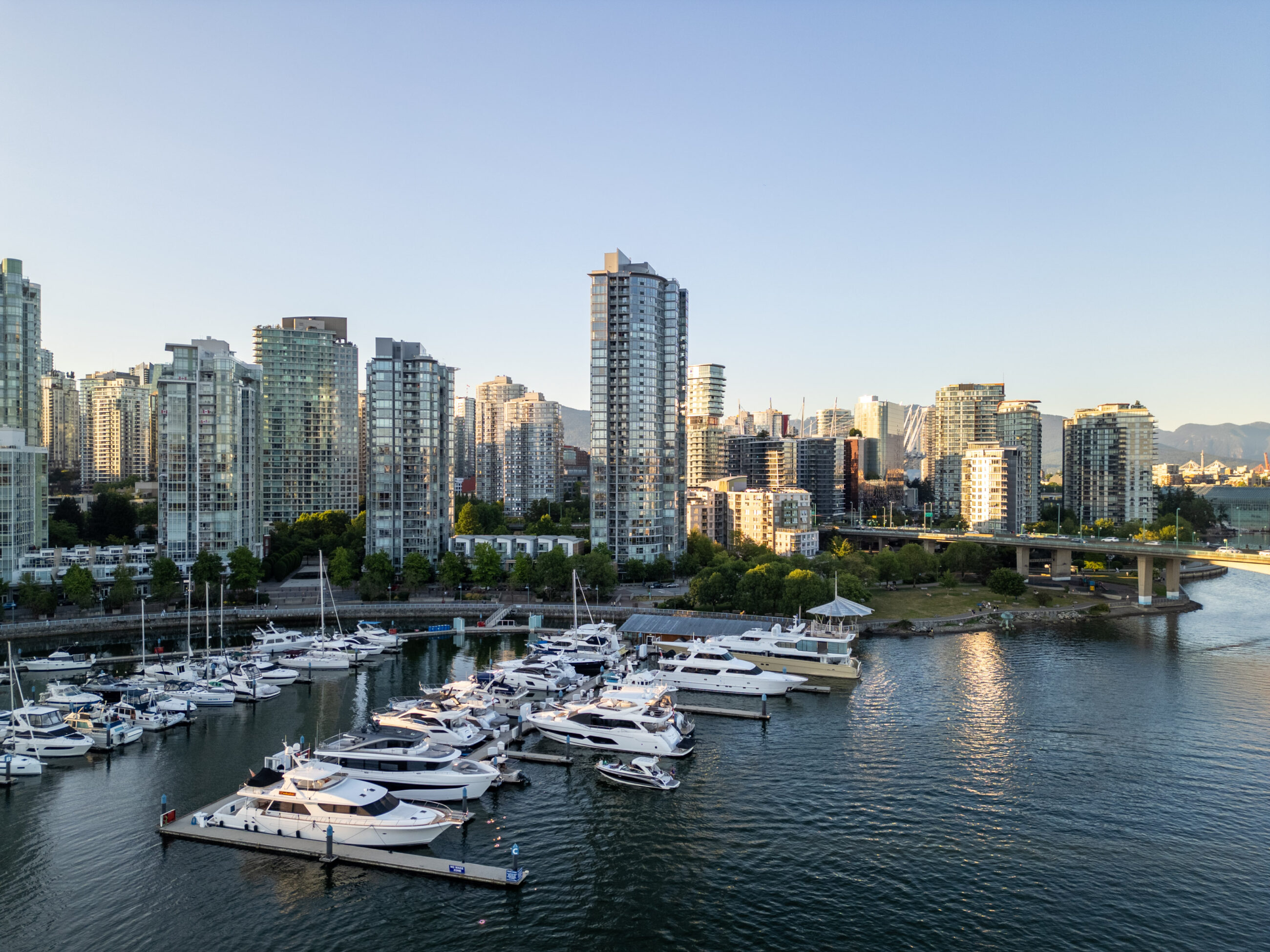 WATERFRONT PENTHOUSE MARINASIDE YALETOWN VANCOUVER DOWNTOWN WITH PRIVATE PATIO STUNNING VIEW — 3903 1033 Marinaside Crescent