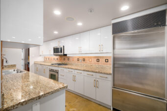 WATERFRONT PENTHOUSE MARINASIDE YALETOWN VANCOUVER DOWNTOWN WITH PRIVATE PATIO STUNNING VIEW — 3903 1033 Marinaside Crescent