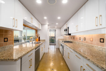 WATERFRONT PENTHOUSE MARINASIDE YALETOWN VANCOUVER DOWNTOWN WITH PRIVATE PATIO STUNNING VIEW — 3903 1033 Marinaside Crescent