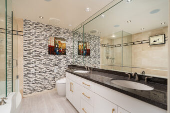 WATERFRONT PENTHOUSE MARINASIDE YALETOWN VANCOUVER DOWNTOWN WITH PRIVATE PATIO STUNNING VIEW — 3903 1033 Marinaside Crescent