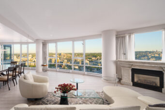 WATERFRONT PENTHOUSE MARINASIDE YALETOWN VANCOUVER DOWNTOWN WITH PRIVATE PATIO STUNNING VIEW — 3903 1033 Marinaside Crescent