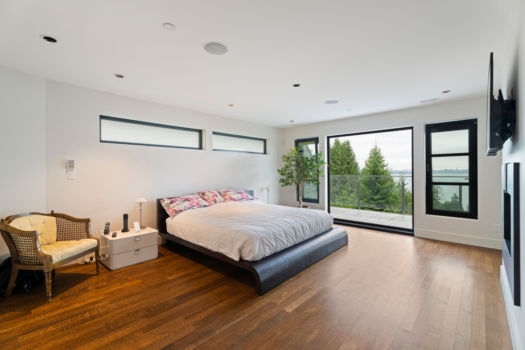 AN EXTRAORDINARY CUSTOM-BUILT RESIDENCE IN ONE OF WEST VANCOUVER’S MOST SOUGHT-AFTER NEIGHBOURHOODS - 3389 Thompson Crescent, West Vancouver