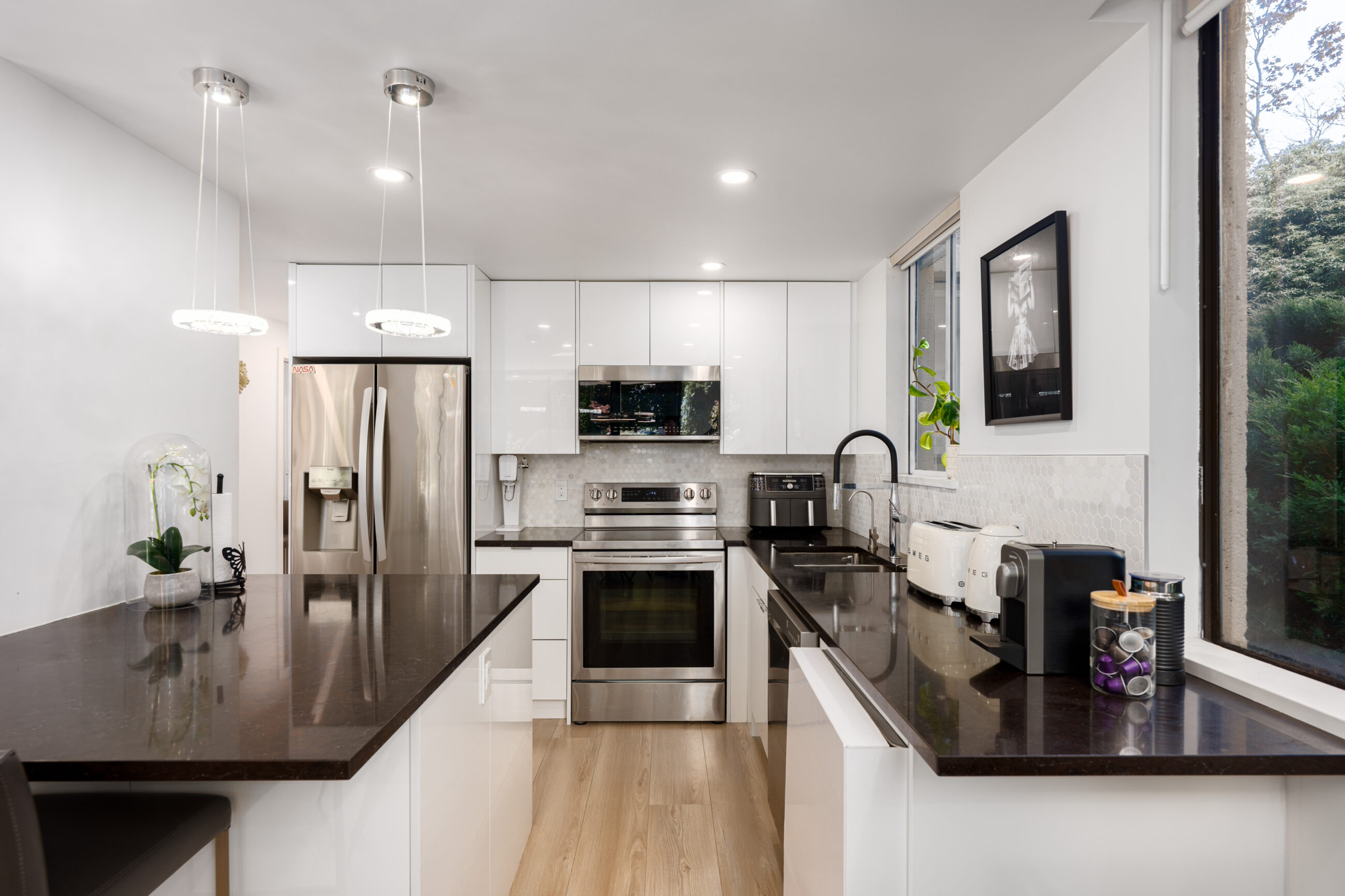 EXPERIENCE REFINED WEST COAST LIVING IN THIS BEAUTIFUL TOWNHOME IN AMBLESIDE - L1 555 13th Street, West Vancouver