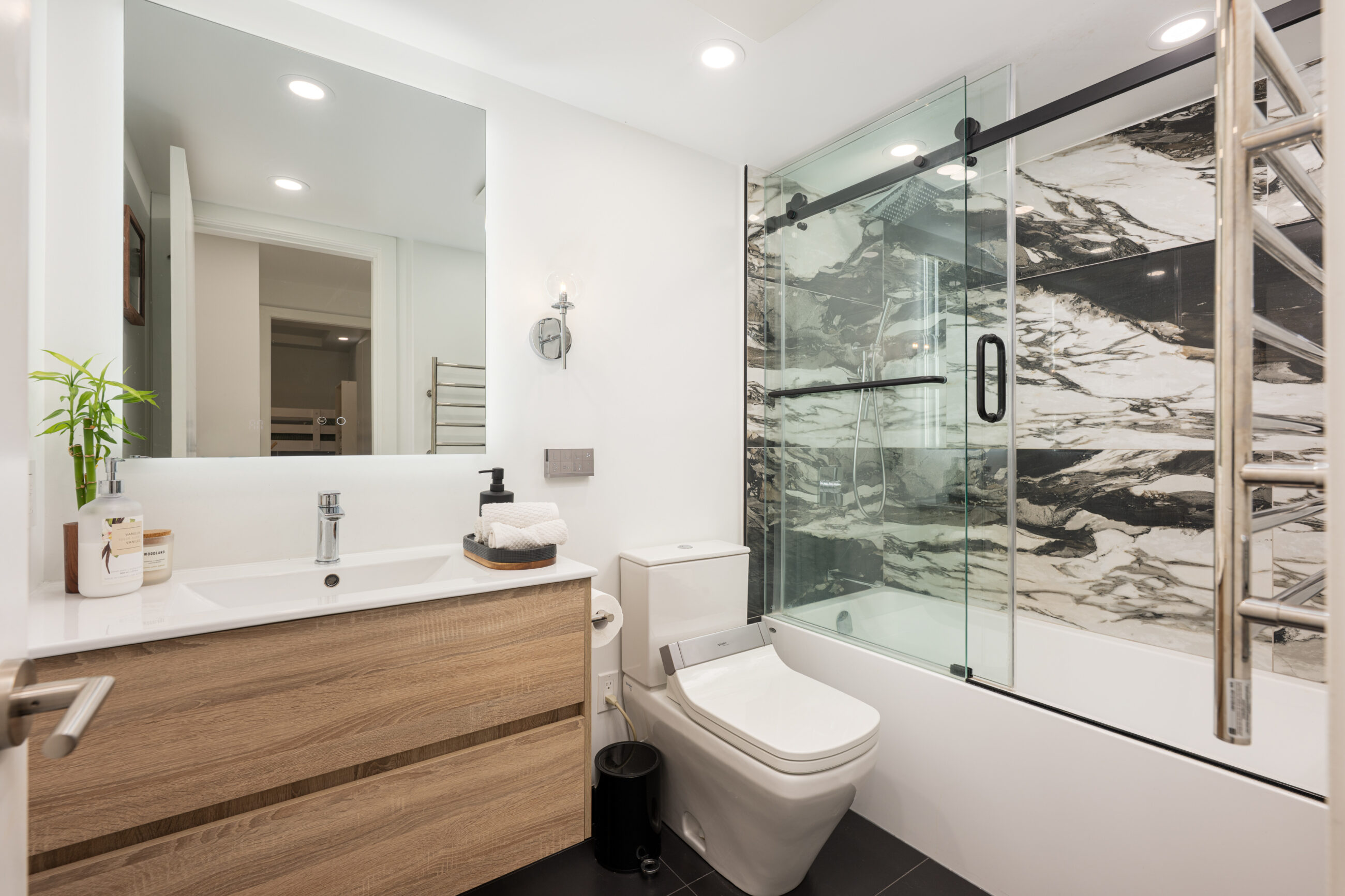 EXPERIENCE REFINED WEST COAST LIVING IN THIS BEAUTIFUL TOWNHOME IN AMBLESIDE - L1 555 13th Street, West Vancouver