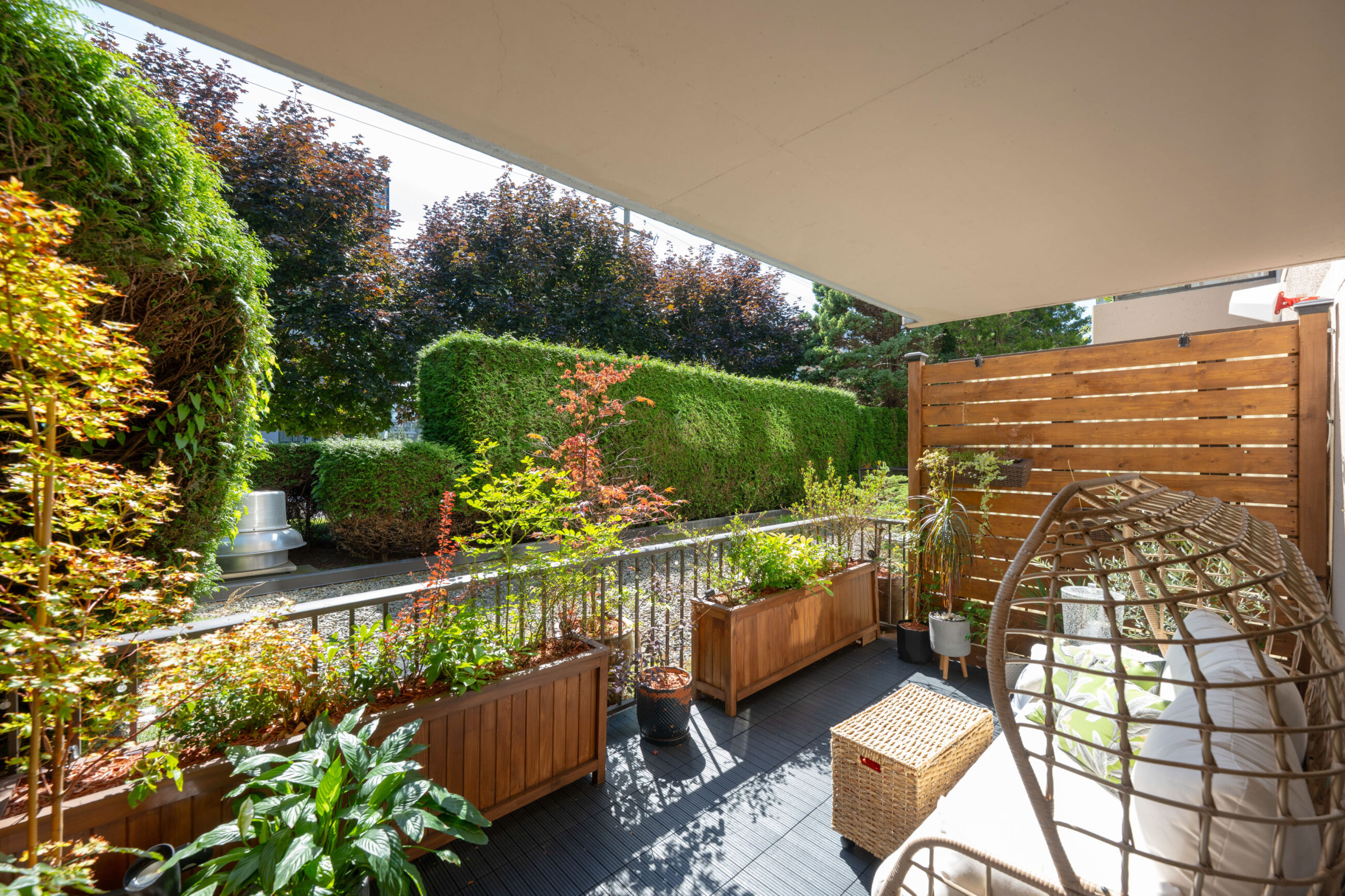 EXPERIENCE REFINED WEST COAST LIVING IN THIS BEAUTIFUL TOWNHOME IN AMBLESIDE - L1 555 13th Street, West Vancouver