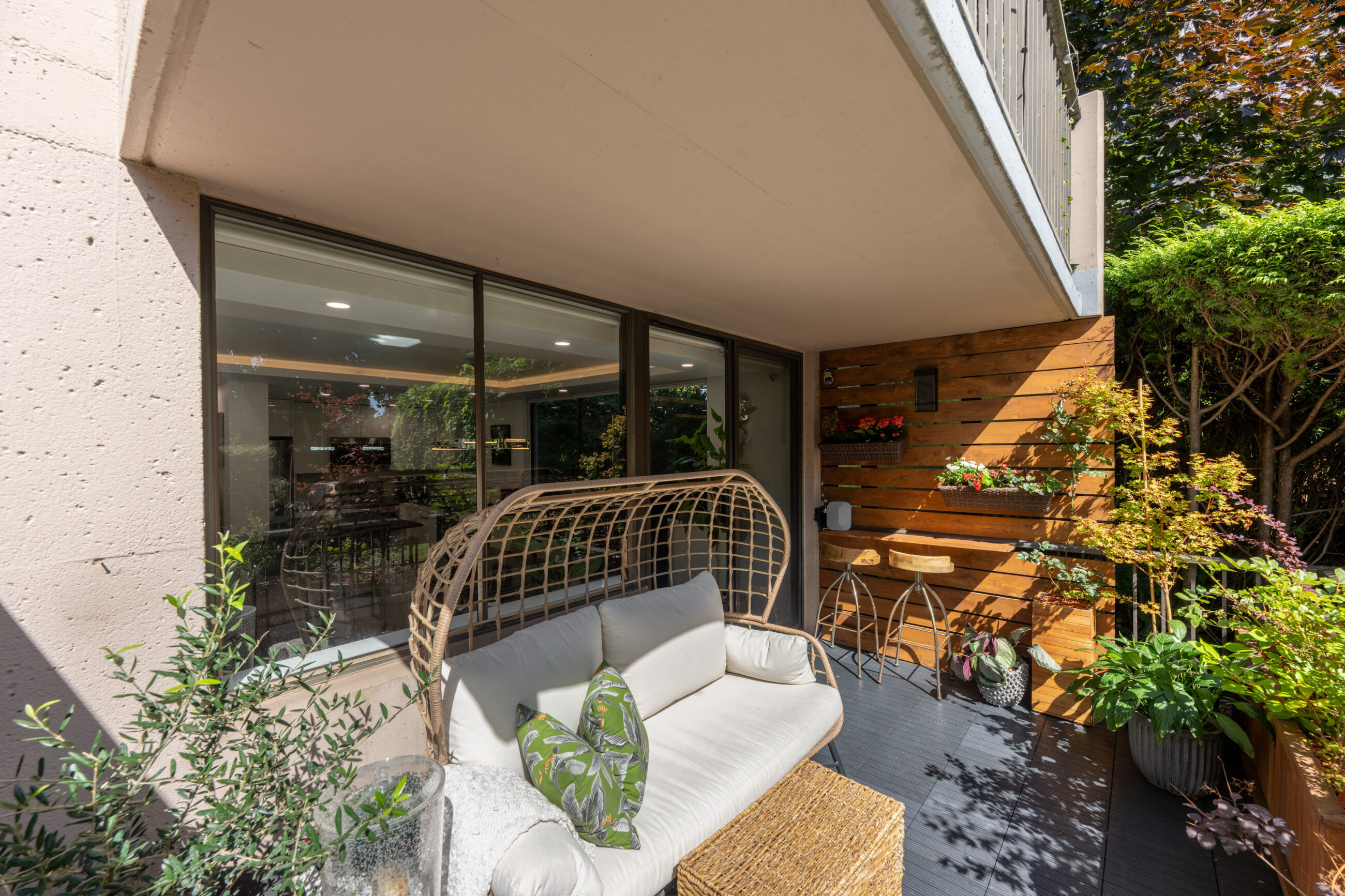 EXPERIENCE REFINED WEST COAST LIVING IN THIS BEAUTIFUL TOWNHOME IN AMBLESIDE - L1 555 13th Street, West Vancouver