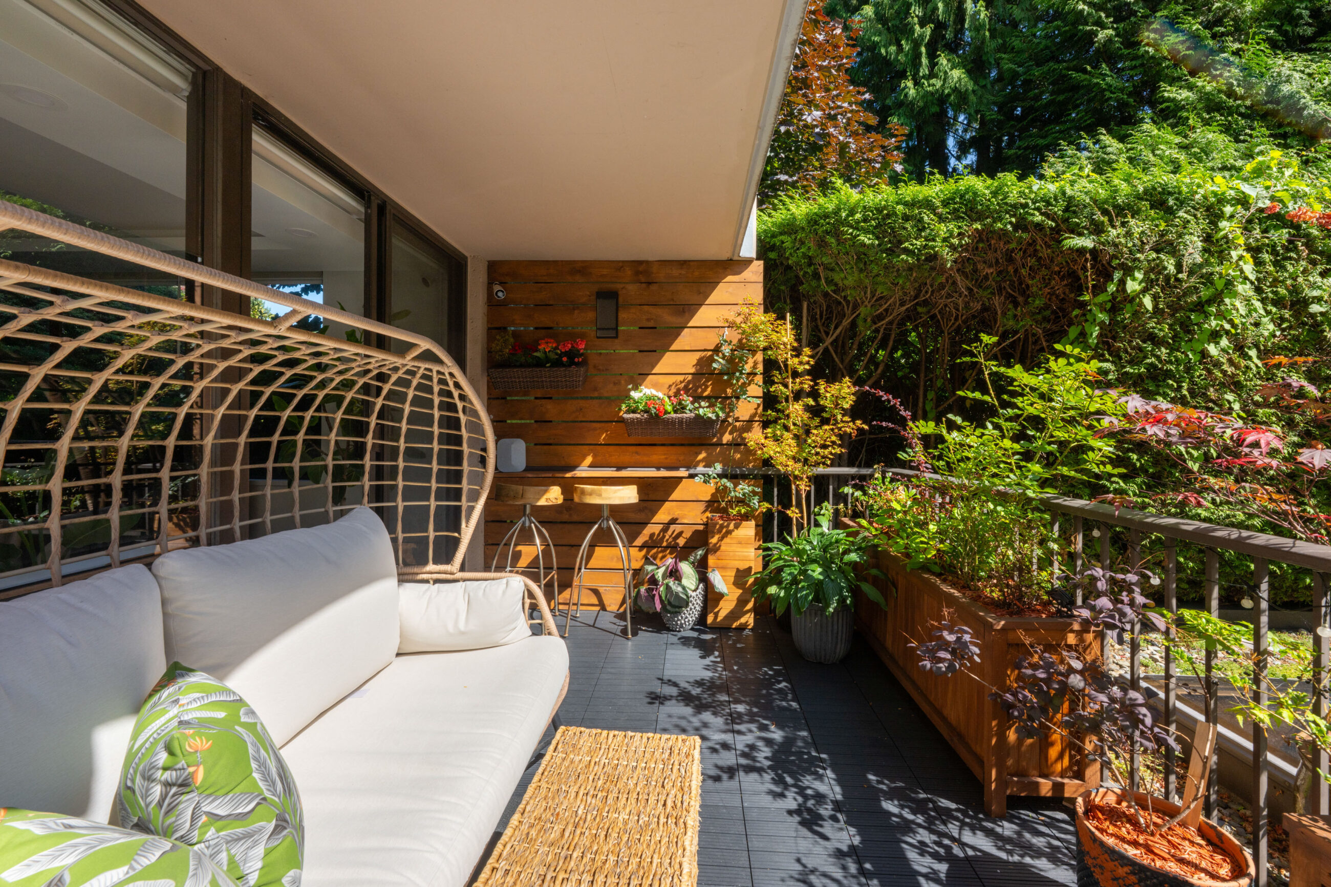 EXPERIENCE REFINED WEST COAST LIVING IN THIS BEAUTIFUL TOWNHOME IN AMBLESIDE - L1 555 13th Street, West Vancouver