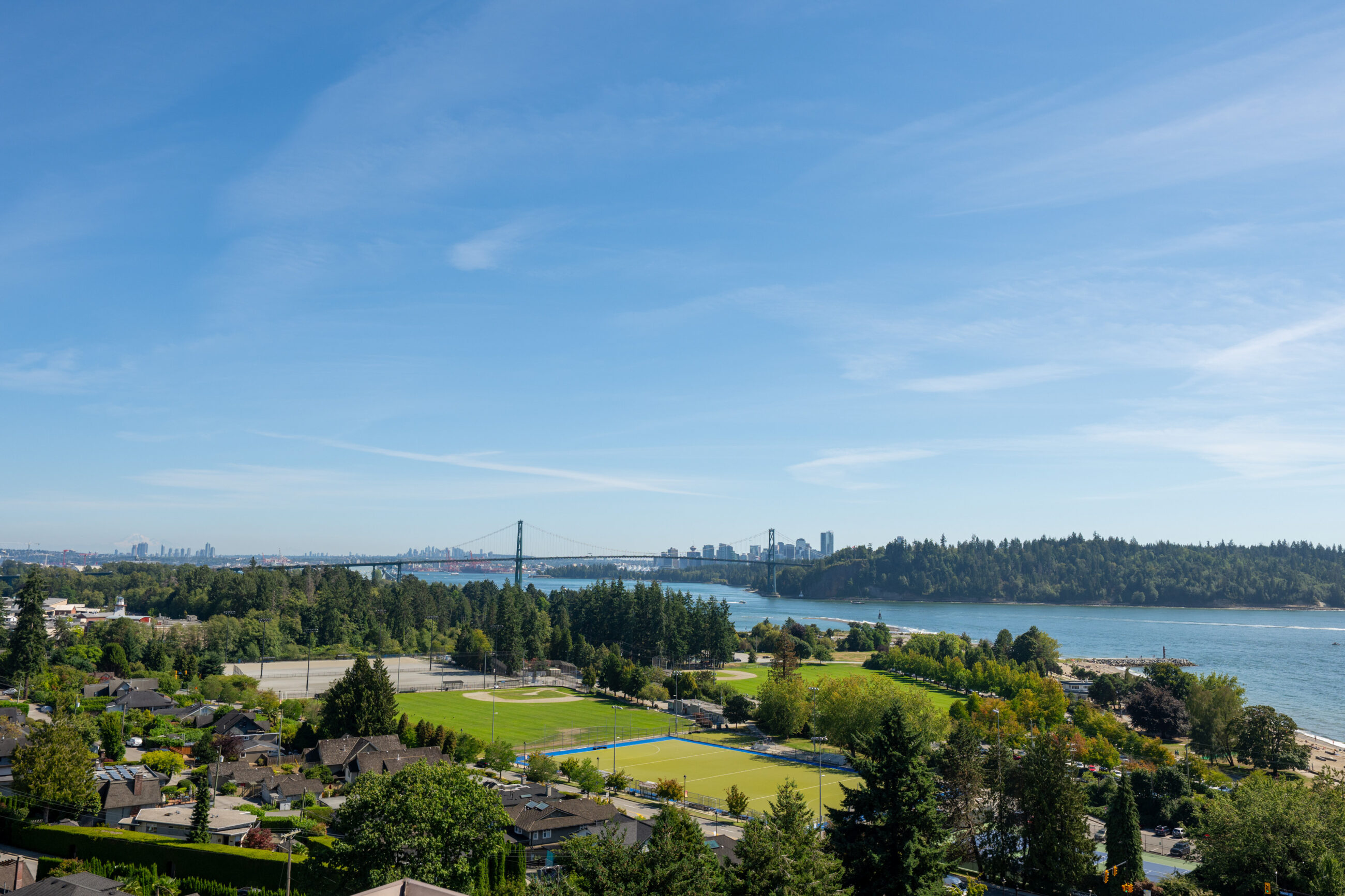 EXPERIENCE REFINED WEST COAST LIVING IN THIS BEAUTIFUL TOWNHOME IN AMBLESIDE - L1 555 13th Street, West Vancouver