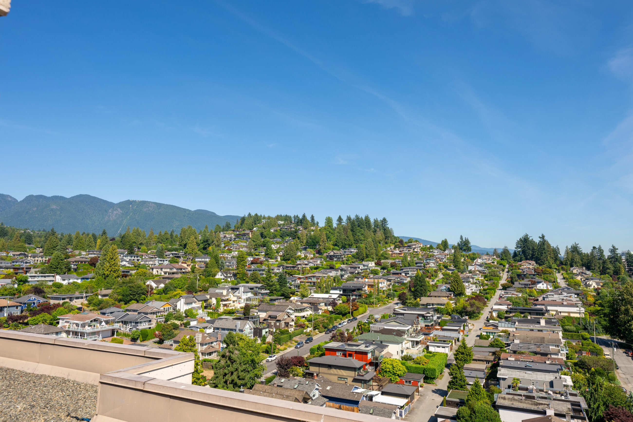 EXPERIENCE REFINED WEST COAST LIVING IN THIS BEAUTIFUL TOWNHOME IN AMBLESIDE - L1 555 13th Street, West Vancouver