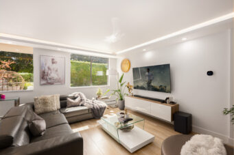 EXPERIENCE REFINED WEST COAST LIVING IN THIS BEAUTIFUL TOWNHOME IN AMBLESIDE - L1 555 13th Street, West Vancouver