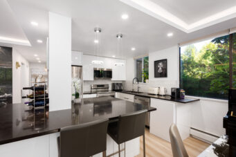 EXPERIENCE REFINED WEST COAST LIVING IN THIS BEAUTIFUL TOWNHOME IN AMBLESIDE - L1 555 13th Street, West Vancouver