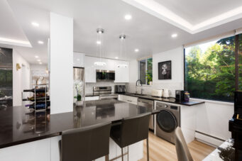 EXPERIENCE REFINED WEST COAST LIVING IN THIS BEAUTIFUL TOWNHOME IN AMBLESIDE - L1 555 13th Street, West Vancouver