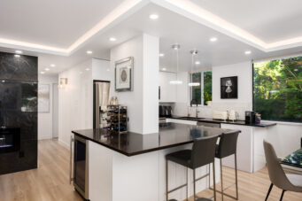 EXPERIENCE REFINED WEST COAST LIVING IN THIS BEAUTIFUL TOWNHOME IN AMBLESIDE - L1 555 13th Street, West Vancouver