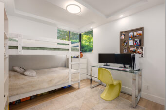 EXPERIENCE REFINED WEST COAST LIVING IN THIS BEAUTIFUL TOWNHOME IN AMBLESIDE - L1 555 13th Street, West Vancouver