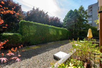 EXPERIENCE REFINED WEST COAST LIVING IN THIS BEAUTIFUL TOWNHOME IN AMBLESIDE - L1 555 13th Street, West Vancouver