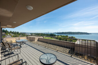 EXPERIENCE REFINED WEST COAST LIVING IN THIS BEAUTIFUL TOWNHOME IN AMBLESIDE - L1 555 13th Street, West Vancouver