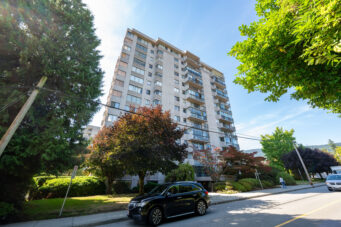 EXPERIENCE REFINED WEST COAST LIVING IN THIS BEAUTIFUL TOWNHOME IN AMBLESIDE - L1 555 13th Street, West Vancouver
