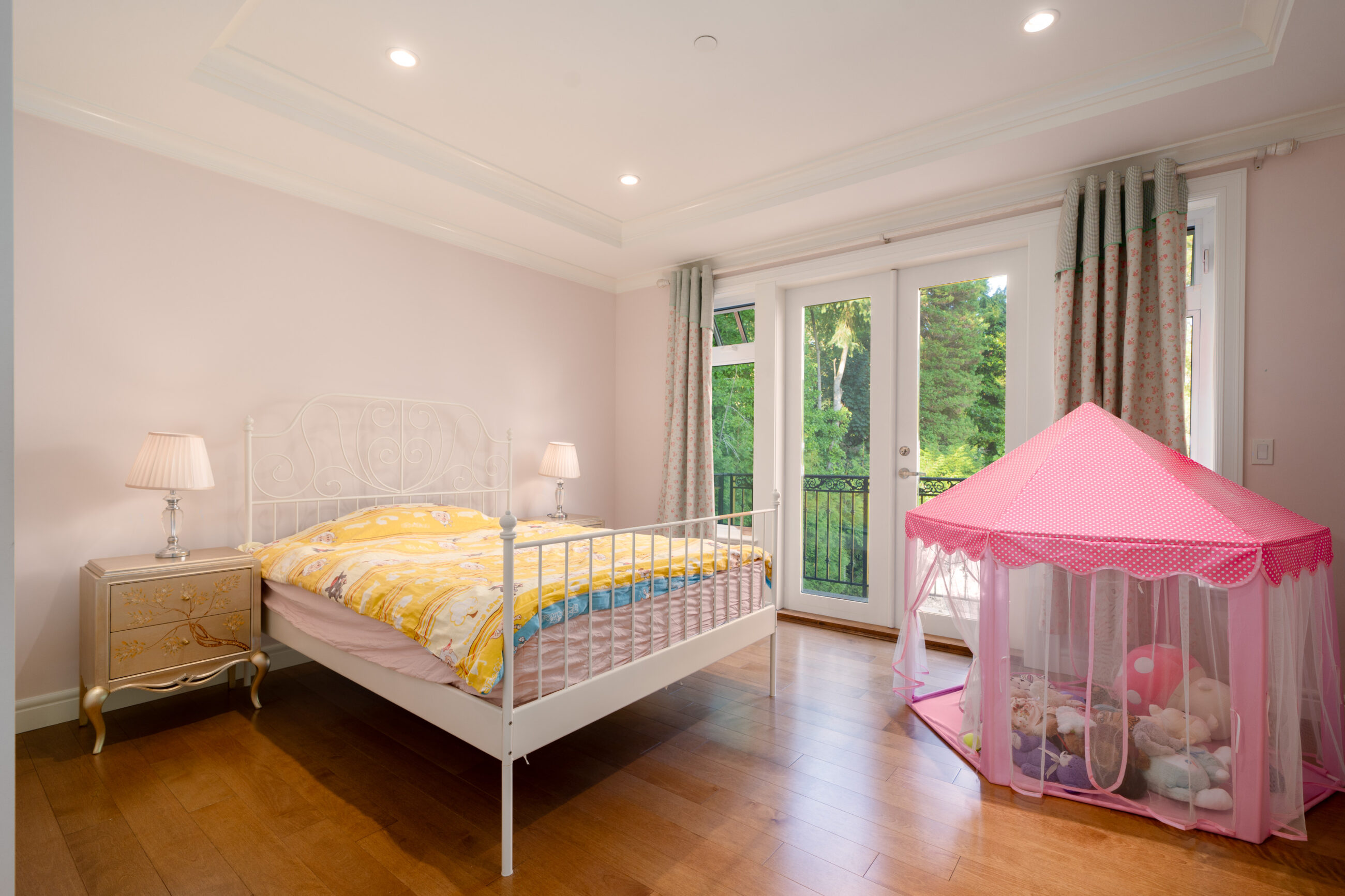 FRENCH-INSPIRED LUXURIOUS PRIVATE RESIDENCE IN WEST VANCOUVER - 920 3rd Street, West Vancouver