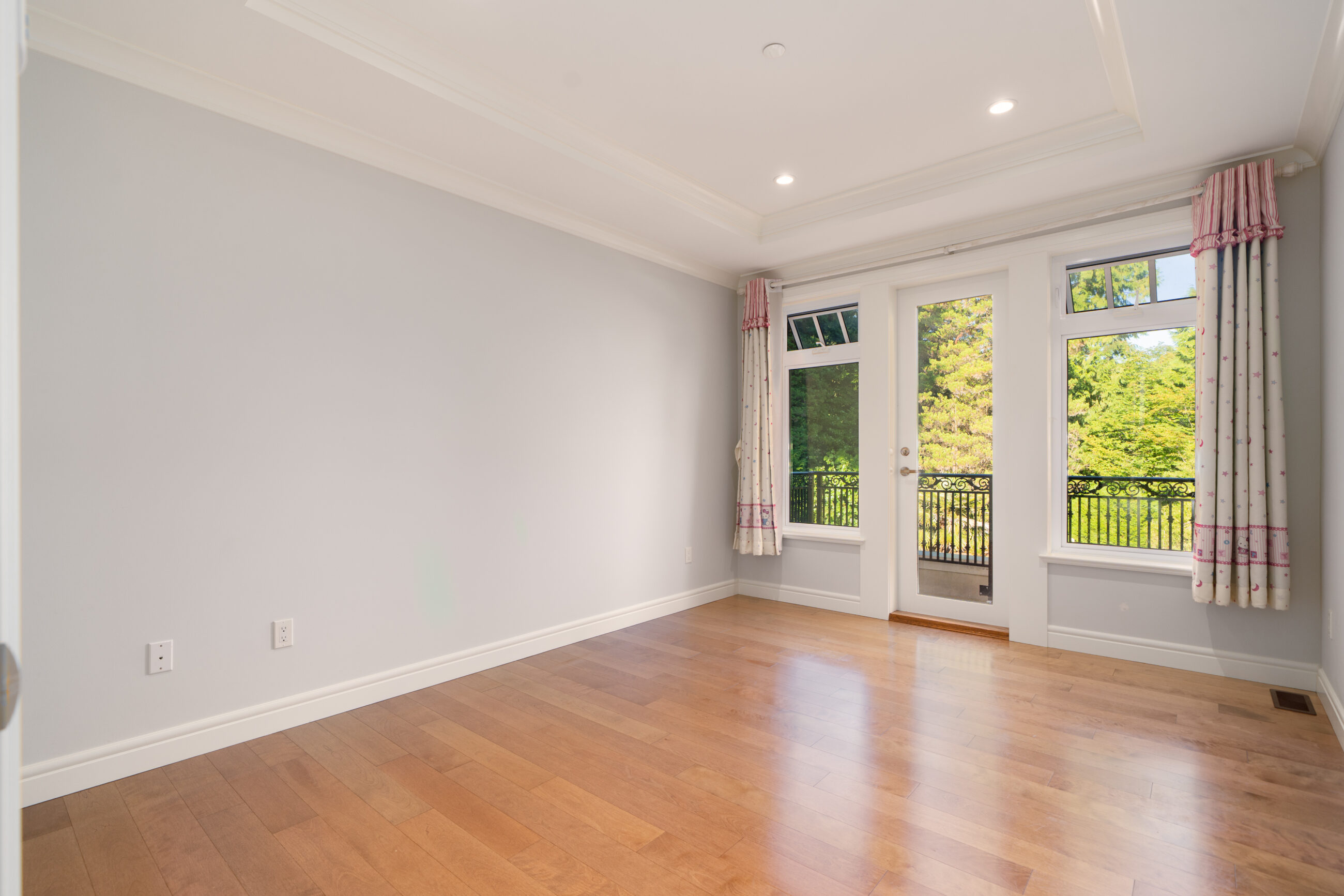 FRENCH-INSPIRED LUXURIOUS PRIVATE RESIDENCE IN WEST VANCOUVER - 920 3rd Street, West Vancouver