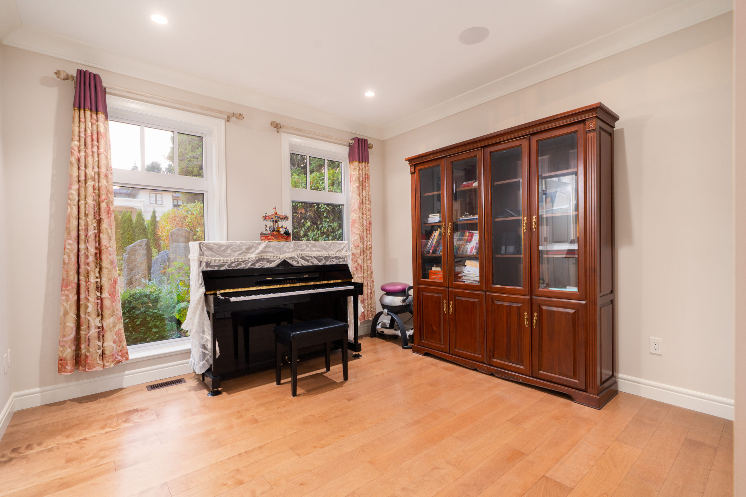 FRENCH-INSPIRED LUXURIOUS PRIVATE RESIDENCE IN WEST VANCOUVER - 920 3rd Street, West Vancouver