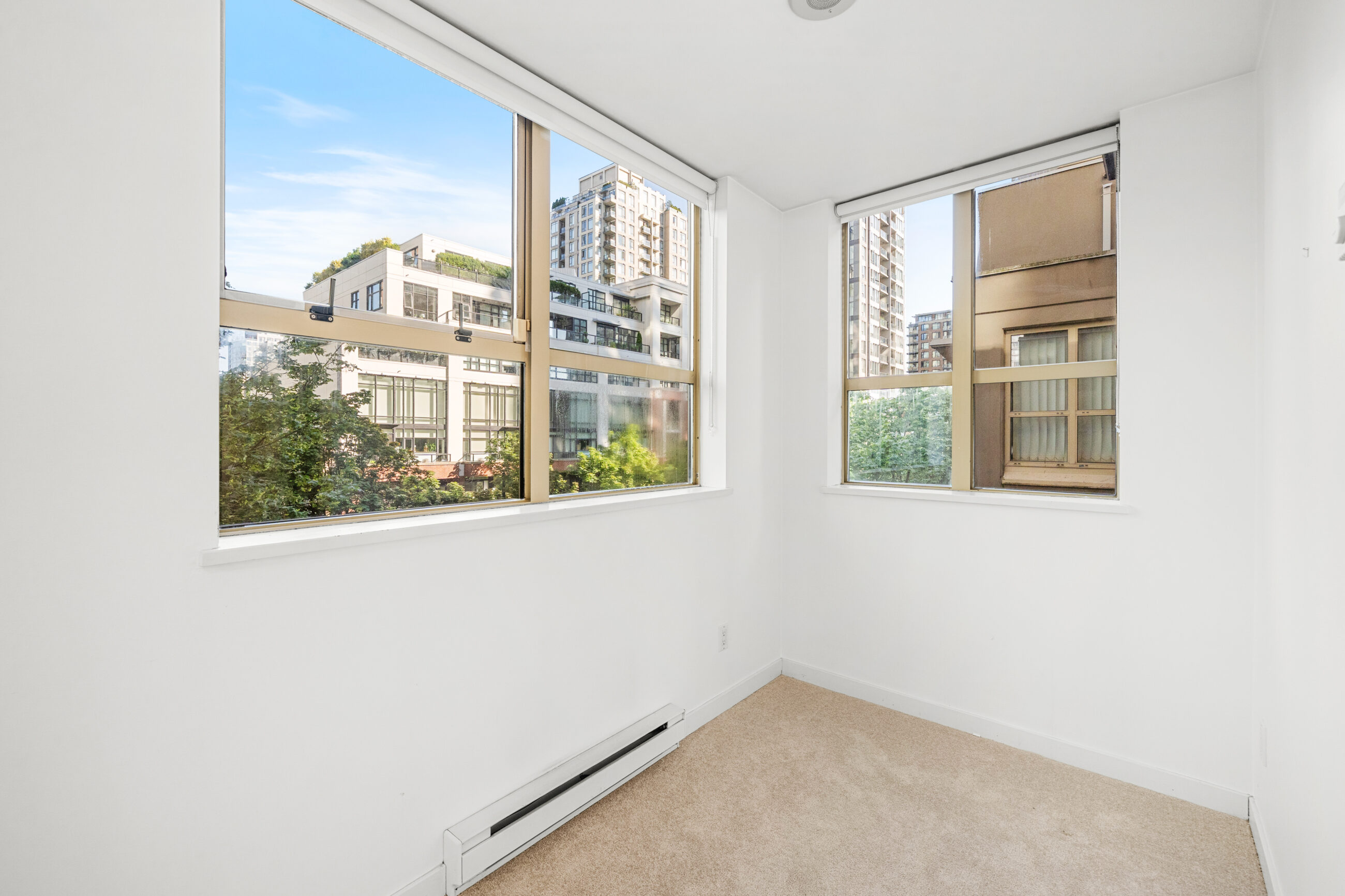 RARE LOFT-STYLE TOWNHOUSE IN THE HEART OF YALETOWN WITH PRIVATE ENTRY OFF THE COURTYARD! - TH8 989 Richards Street