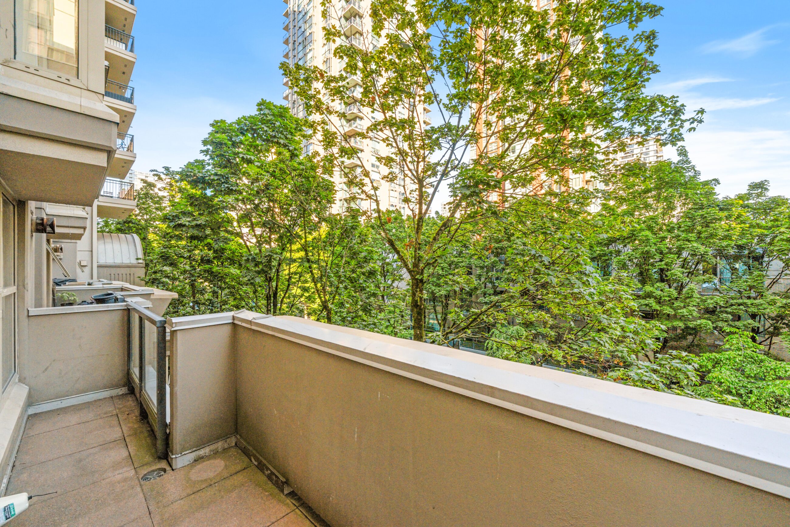 RARE LOFT-STYLE TOWNHOUSE IN THE HEART OF YALETOWN WITH PRIVATE ENTRY OFF THE COURTYARD! - TH8 989 Richards Street