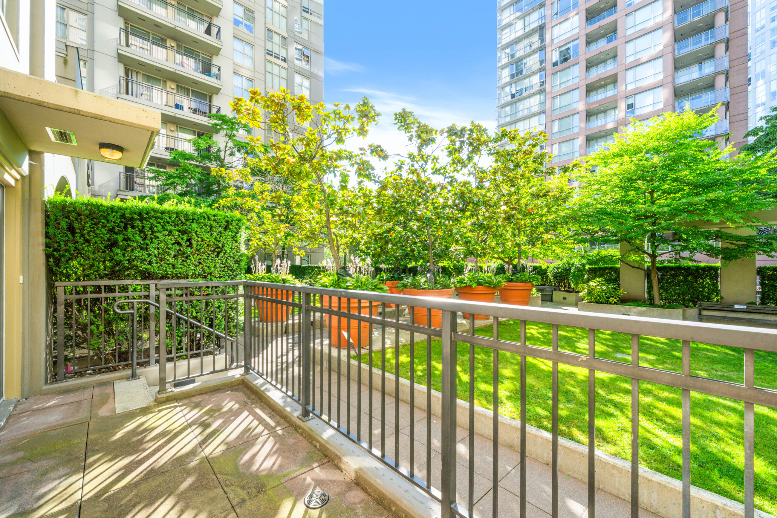 RARE LOFT-STYLE TOWNHOUSE IN THE HEART OF YALETOWN WITH PRIVATE ENTRY OFF THE COURTYARD! - TH8 989 Richards Street