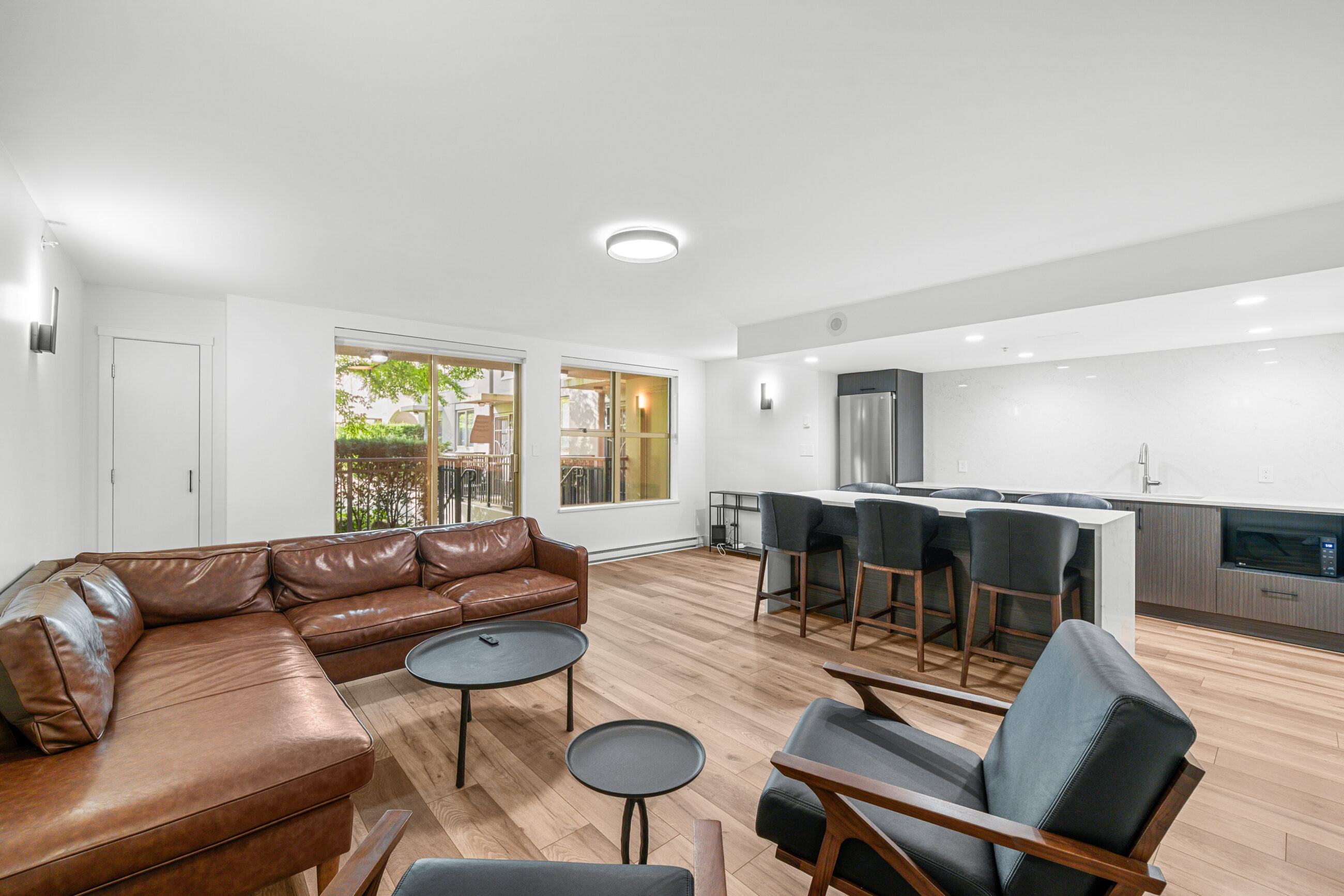 RARE LOFT-STYLE TOWNHOUSE IN THE HEART OF YALETOWN WITH PRIVATE ENTRY OFF THE COURTYARD! - TH8 989 Richards Street