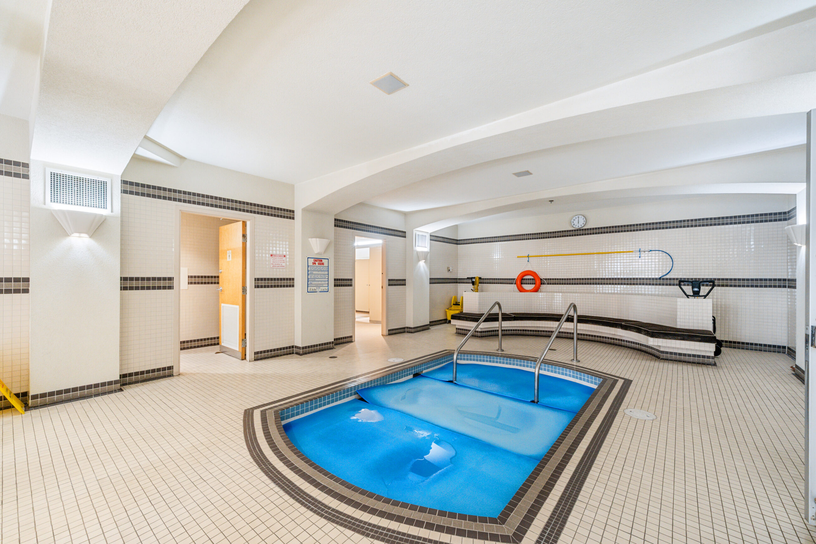 RARE LOFT-STYLE TOWNHOUSE IN THE HEART OF YALETOWN WITH PRIVATE ENTRY OFF THE COURTYARD! - TH8 989 Richards Street