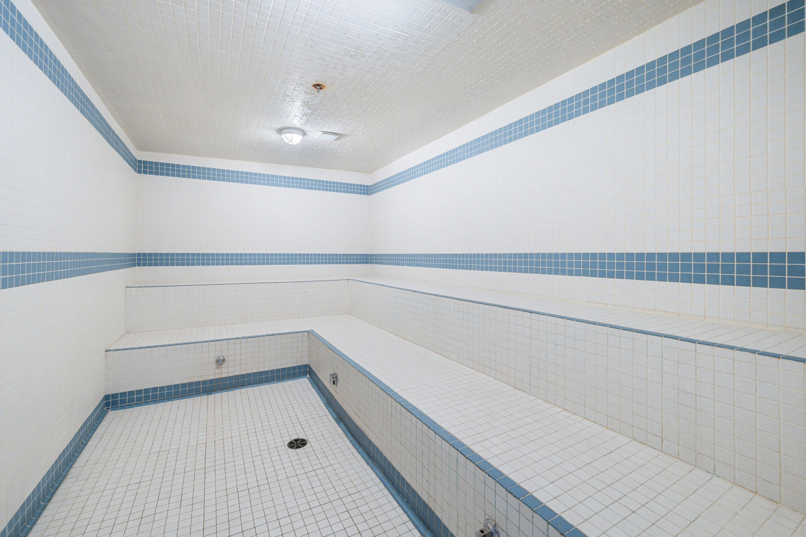 RARE LOFT-STYLE TOWNHOUSE IN THE HEART OF YALETOWN WITH PRIVATE ENTRY OFF THE COURTYARD! - TH8 989 Richards Street