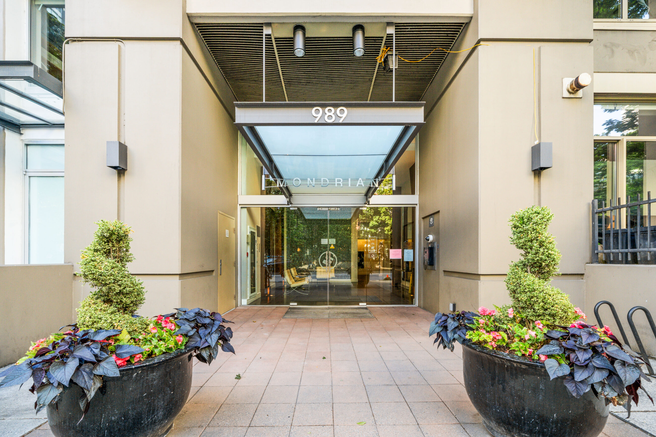 RARE LOFT-STYLE TOWNHOUSE IN THE HEART OF YALETOWN WITH PRIVATE ENTRY OFF THE COURTYARD! - TH8 989 Richards Street