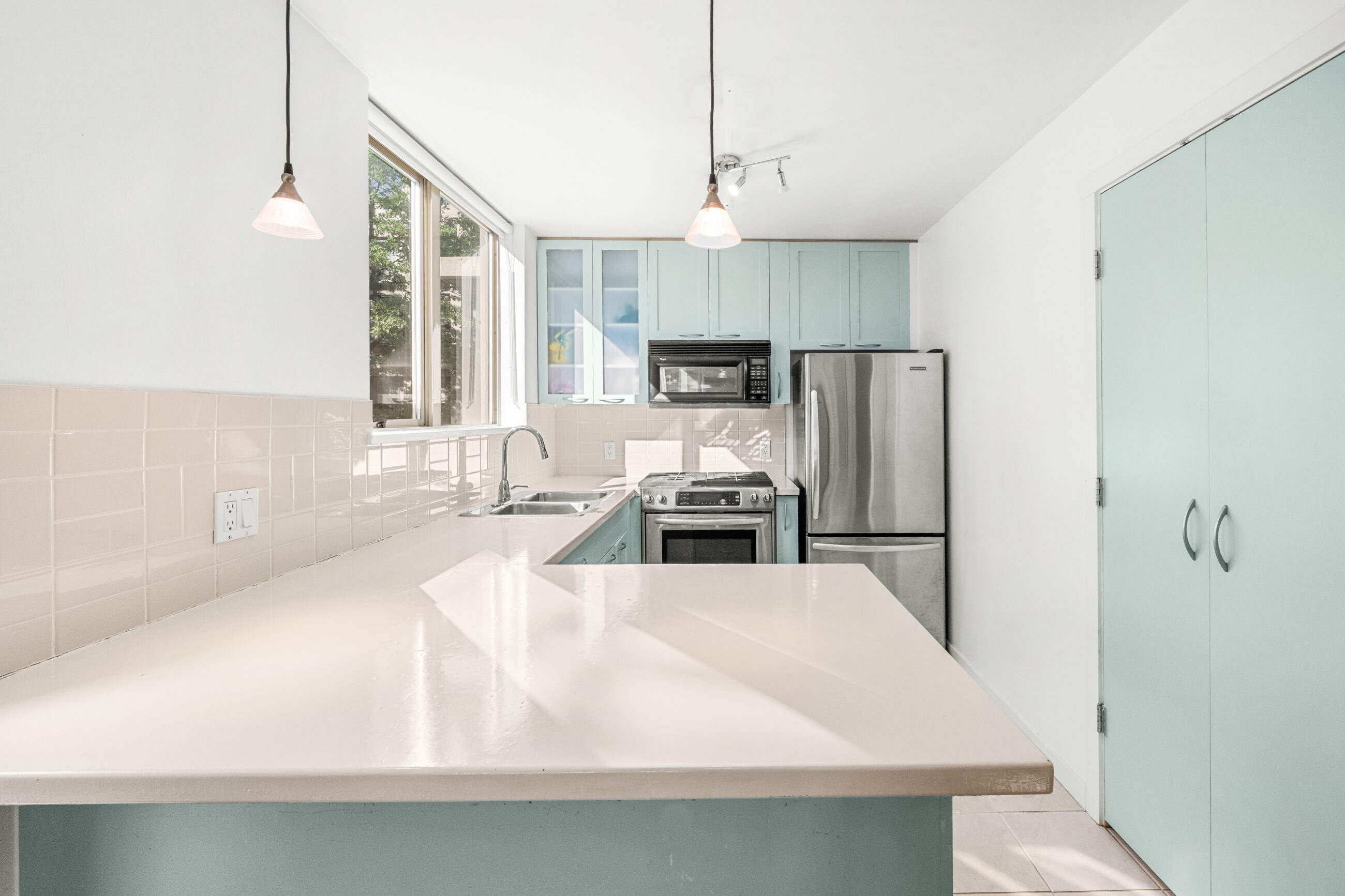 RARE LOFT-STYLE TOWNHOUSE IN THE HEART OF YALETOWN WITH PRIVATE ENTRY OFF THE COURTYARD! - TH8 989 Richards Street