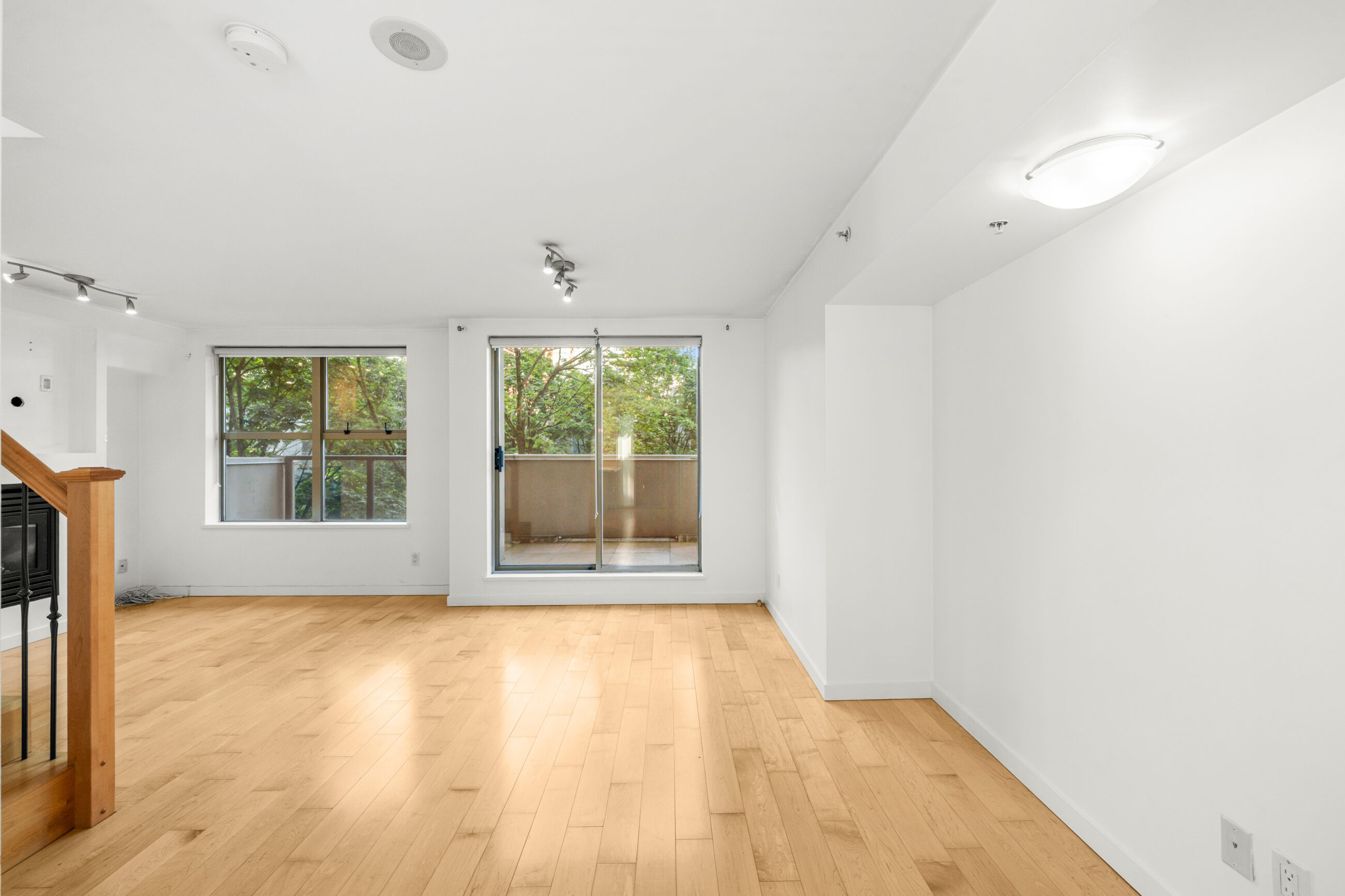 RARE LOFT-STYLE TOWNHOUSE IN THE HEART OF YALETOWN WITH PRIVATE ENTRY OFF THE COURTYARD! - TH8 989 Richards Street