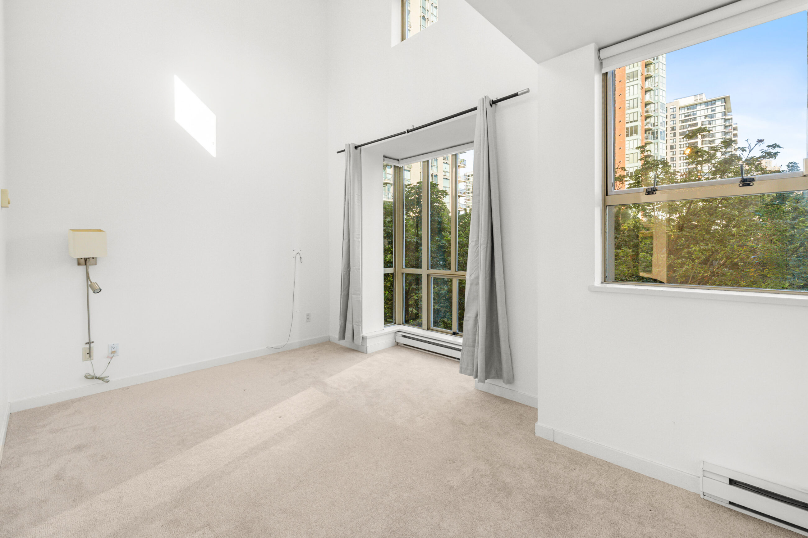 RARE LOFT-STYLE TOWNHOUSE IN THE HEART OF YALETOWN WITH PRIVATE ENTRY OFF THE COURTYARD! - TH8 989 Richards Street