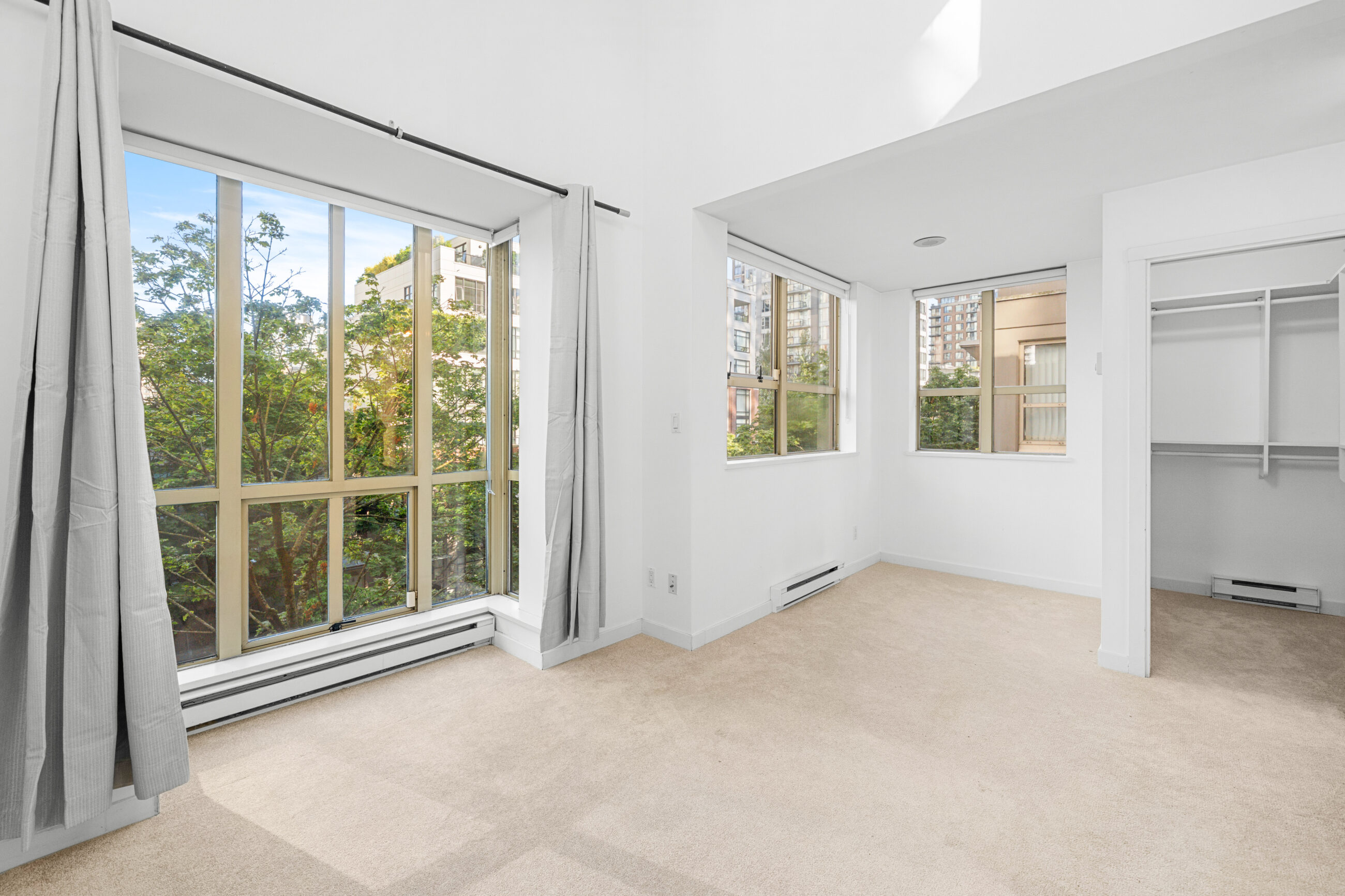 RARE LOFT-STYLE TOWNHOUSE IN THE HEART OF YALETOWN WITH PRIVATE ENTRY OFF THE COURTYARD! - TH8 989 Richards Street