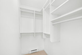 RARE LOFT-STYLE TOWNHOUSE IN THE HEART OF YALETOWN WITH PRIVATE ENTRY OFF THE COURTYARD! - TH8 989 Richards Street