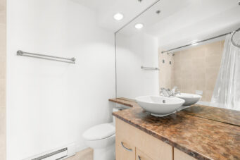 RARE LOFT-STYLE TOWNHOUSE IN THE HEART OF YALETOWN WITH PRIVATE ENTRY OFF THE COURTYARD! - TH8 989 Richards Street