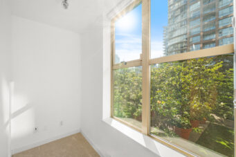 RARE LOFT-STYLE TOWNHOUSE IN THE HEART OF YALETOWN WITH PRIVATE ENTRY OFF THE COURTYARD! - TH8 989 Richards Street