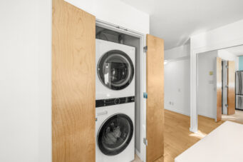 RARE LOFT-STYLE TOWNHOUSE IN THE HEART OF YALETOWN WITH PRIVATE ENTRY OFF THE COURTYARD! - TH8 989 Richards Street