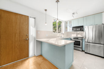 RARE LOFT-STYLE TOWNHOUSE IN THE HEART OF YALETOWN WITH PRIVATE ENTRY OFF THE COURTYARD! - TH8 989 Richards Street